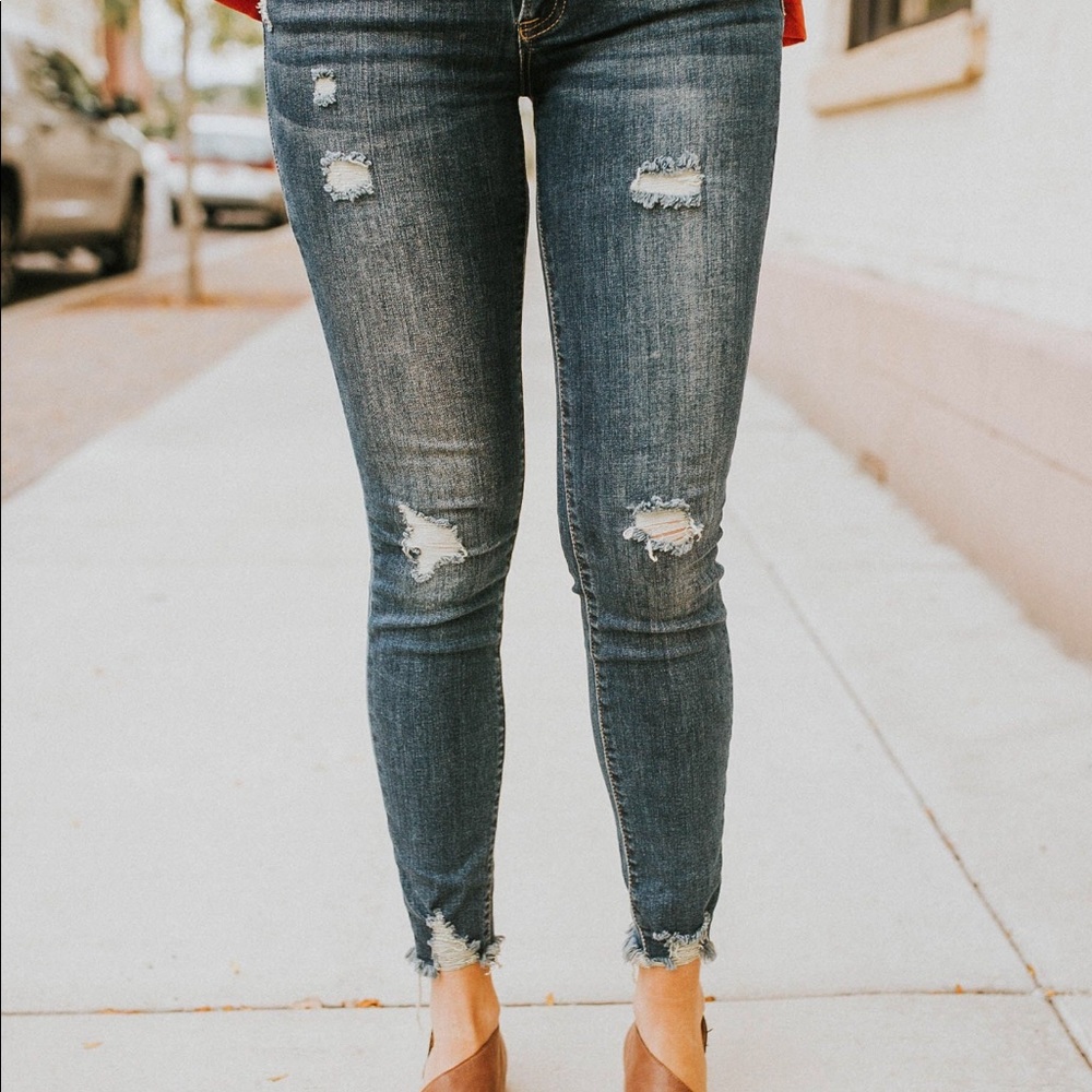 Distressed skinny jeans with frayed hems